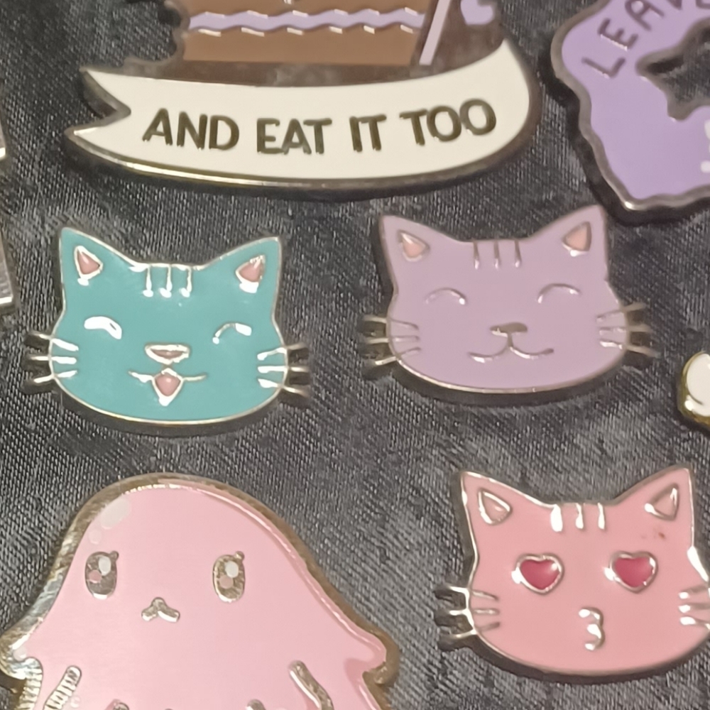 Free with Bundle | Blue Cat head Enamel pin